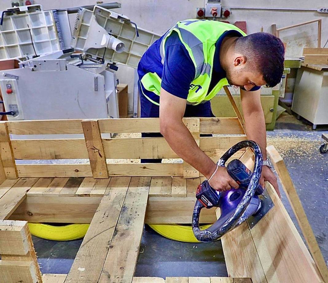 İETT'den çocuklara armağan: Eski otobüs malzemeleriyle oyun parkı yaptılar 11